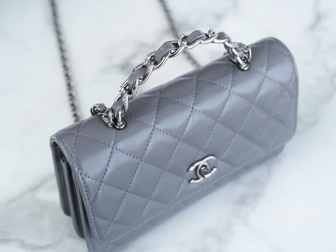 最高級シャネルスーパーコピー シャネルバッグコピー CHANEL マトラッセ チェーンクラッチ バッグ グレー AP3566 B14291 NR652 ラムスキン シルバー金具 - 画像 (2)