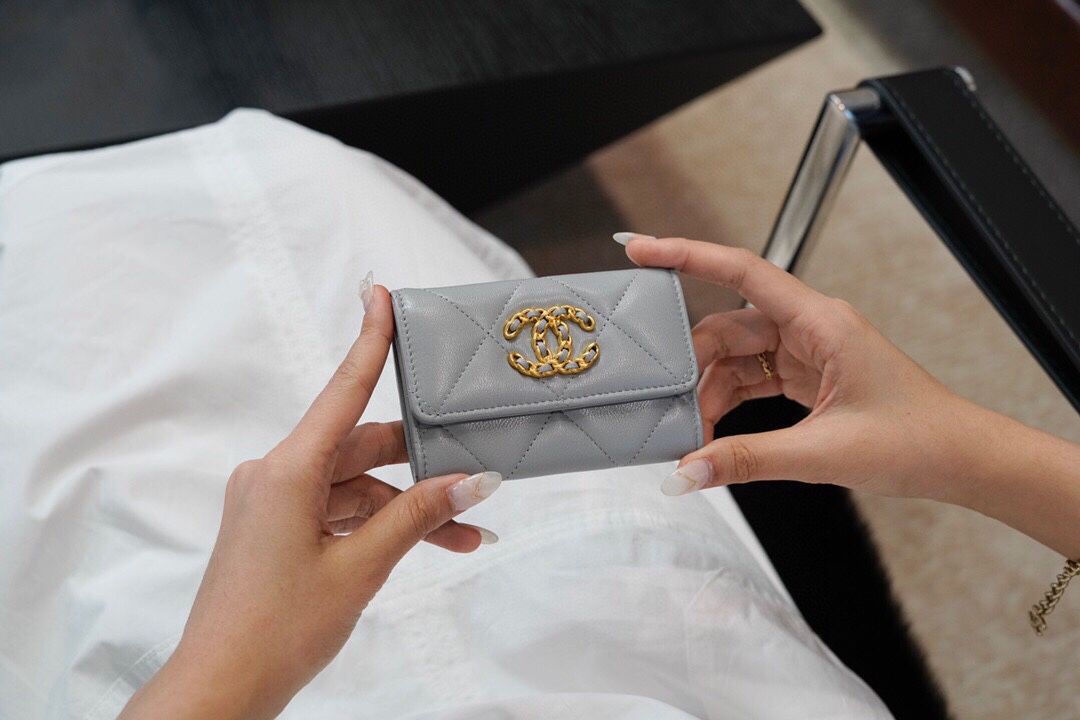最高級シャネルスーパーコピー シャネルカードケースコピー CHANEL 19 フラップ カードケース グレー AP1790 B04852 NR652 ラムスキン ゴールド金具 - 画像 (2)
