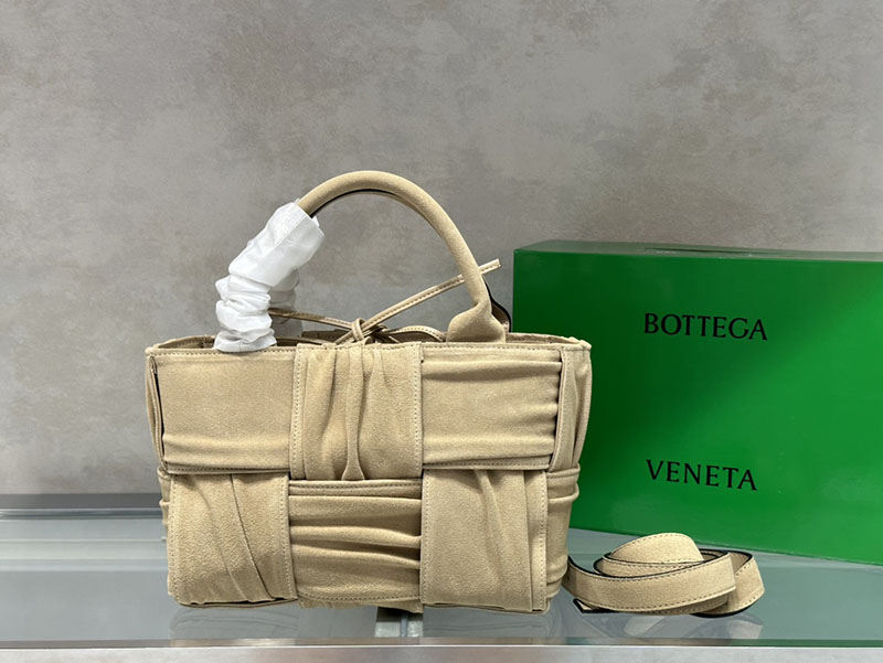 N品 Bottega Veneta ボッテガ・ヴェネタ ミニ アルコ トートバッグ 2024新作 ポリッジ 729043VCQC29776 カーフスキン シルバー金具 激安優良店 - 画像 (9)