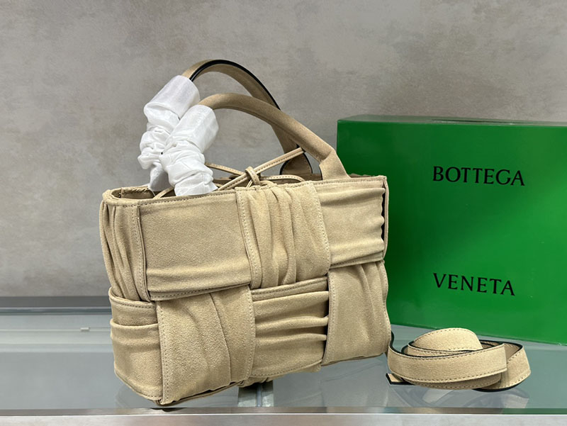 N品 Bottega Veneta ボッテガ・ヴェネタ ミニ アルコ トートバッグ 2024新作 ポリッジ 729043VCQC29776 カーフスキン シルバー金具 激安優良店 - 画像 (8)