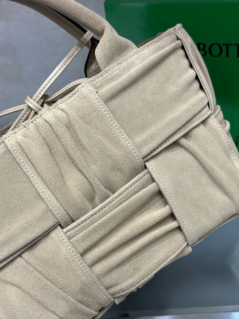 N品 Bottega Veneta ボッテガ・ヴェネタ ミニ アルコ トートバッグ 2024新作 ポリッジ 729043VCQC29776 カーフスキン シルバー金具 激安優良店 - 画像 (7)
