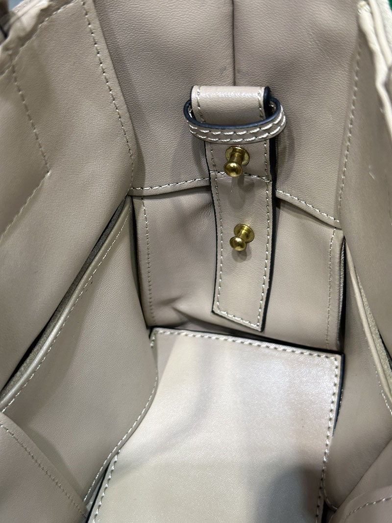 N品 Bottega Veneta ボッテガ・ヴェネタ ミニ アルコ トートバッグ 2024新作 ポリッジ 729043VCQC29776 カーフスキン シルバー金具 激安優良店 - 画像 (4)