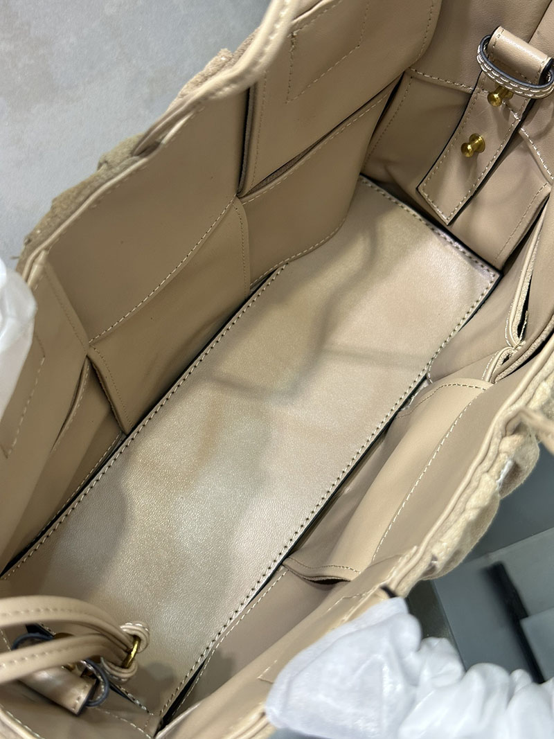 N品 Bottega Veneta ボッテガ・ヴェネタ ミニ アルコ トートバッグ 2024新作 ポリッジ 729043VCQC29776 カーフスキン シルバー金具 激安優良店 - 画像 (3)