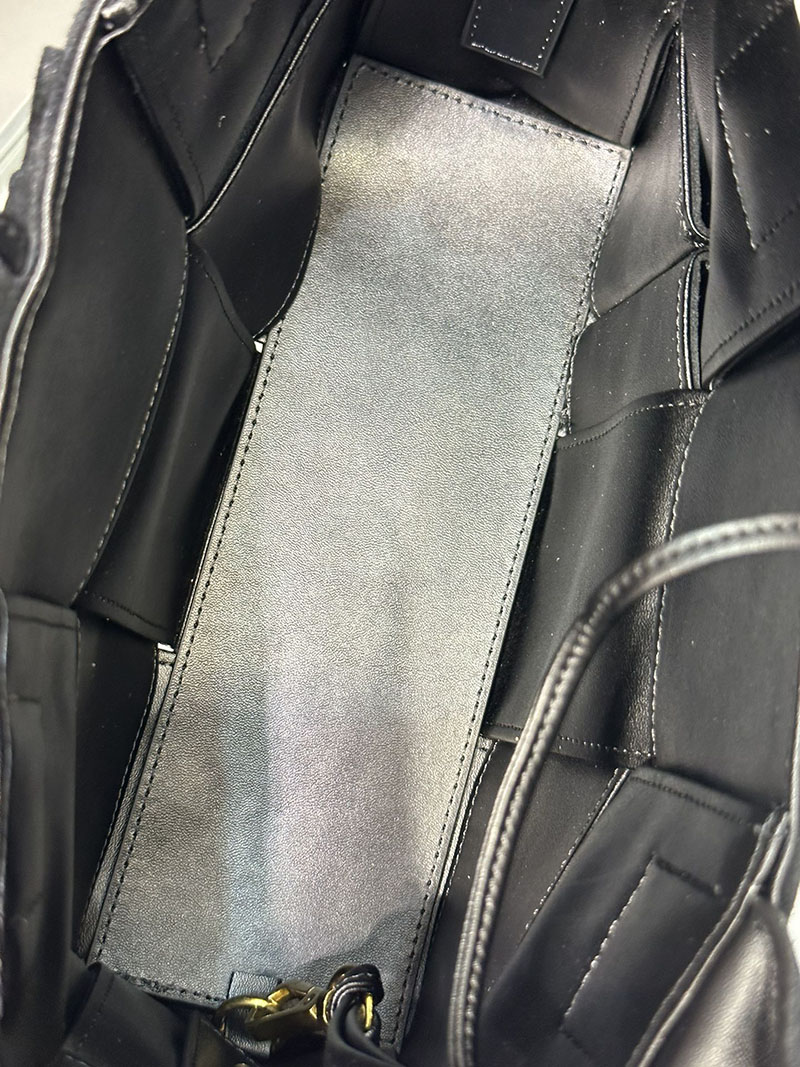 N品 Bottega Veneta ボッテガ・ヴェネタ ミニ アルコ トートバッグ 2024新作 ブラック 729043VCQC28425 カーフスキン シルバー金具 激安優良店 - 画像 (3)