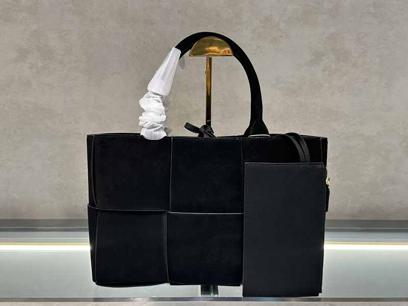 N品 Bottega Veneta ボッテガ・ヴェネタ ミディアム アルコ トートバッグ ブラック 966975VCP118425 カーフスキンスキン ゴールド金具 激安優良店 - 画像 (7)