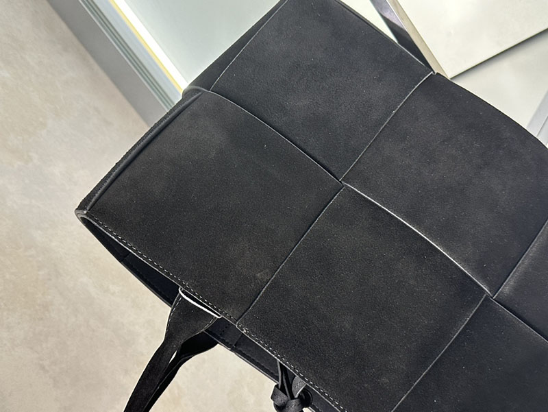 N品 Bottega Veneta ボッテガ・ヴェネタ ミディアム アルコ トートバッグ ブラック 966975VCP118425 カーフスキンスキン ゴールド金具 激安優良店 - 画像 (4)
