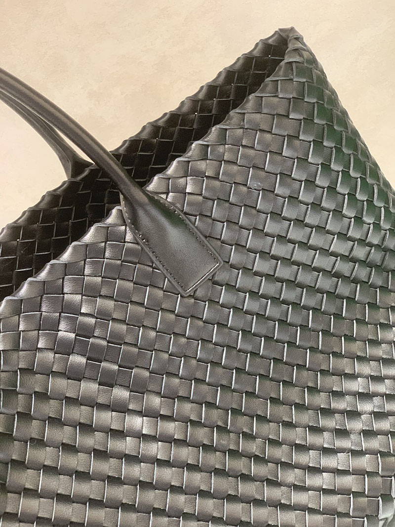 N品 Bottega Veneta ボッテガ・ヴェネタ トートバッグGM 人気 ブラック 608811V91311019 ラムスキン ゴールド金具 激安優良店 - 画像 (4)