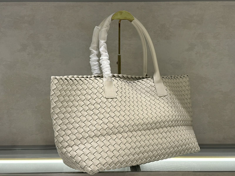 N品 Bottega Veneta ボッテガ・ヴェネタ トートバッグGM 人気 シーソルト 608811V91319195 ラムスキン ゴールド金具 激安優良店 - 画像 (6)
