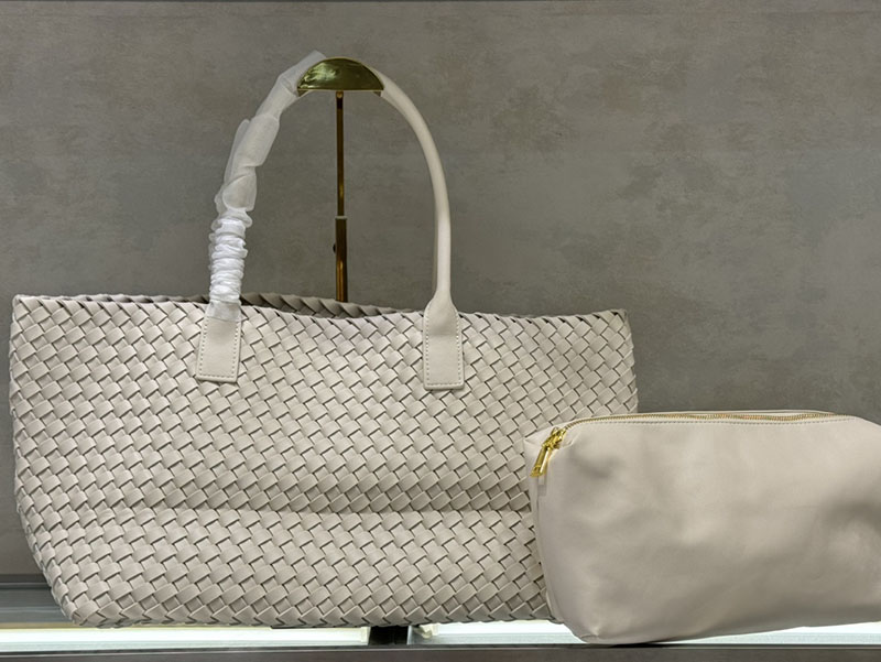 N品 Bottega Veneta ボッテガ・ヴェネタ トートバッグGM 人気 シーソルト 608811V91319195 ラムスキン ゴールド金具 激安優良店 - 画像 (5)