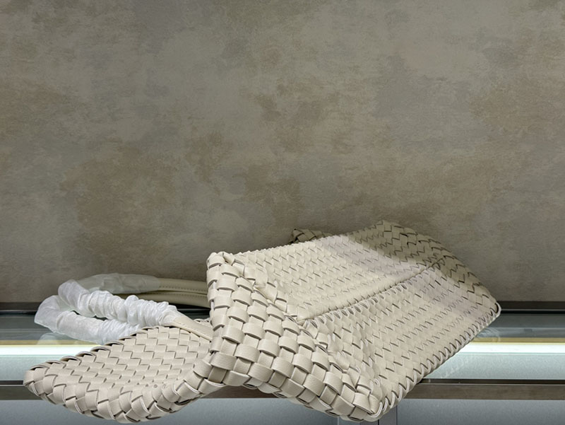 N品 Bottega Veneta ボッテガ・ヴェネタ トートバッグGM 人気 シーソルト 608811V91319195 ラムスキン ゴールド金具 激安優良店 - 画像 (2)