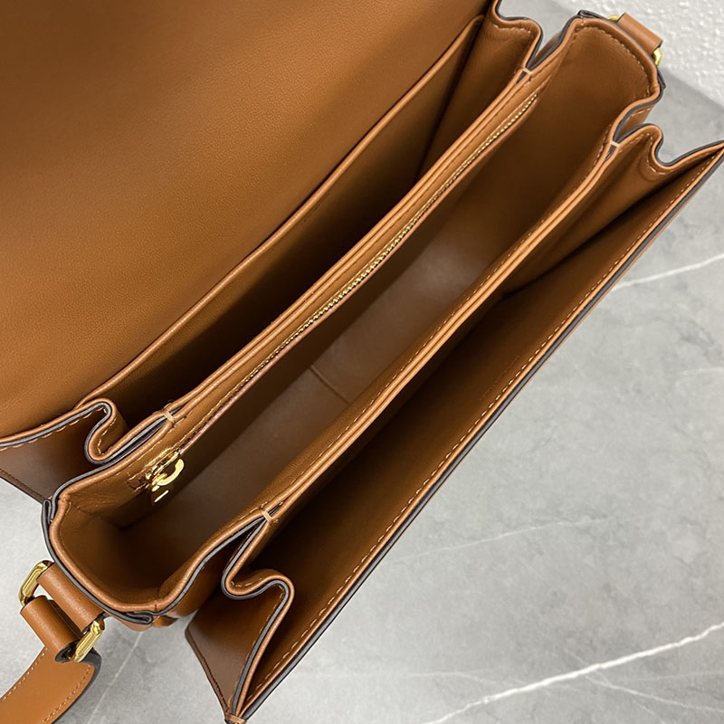 N品 セリーヌ バッグ 人気 ランキング CELINE ショルダーバッグ 人気 クラシック トリオンフ バッグ 191242EGC.02NT ナチュラル/タン ゴールド金具 - 画像 (2)