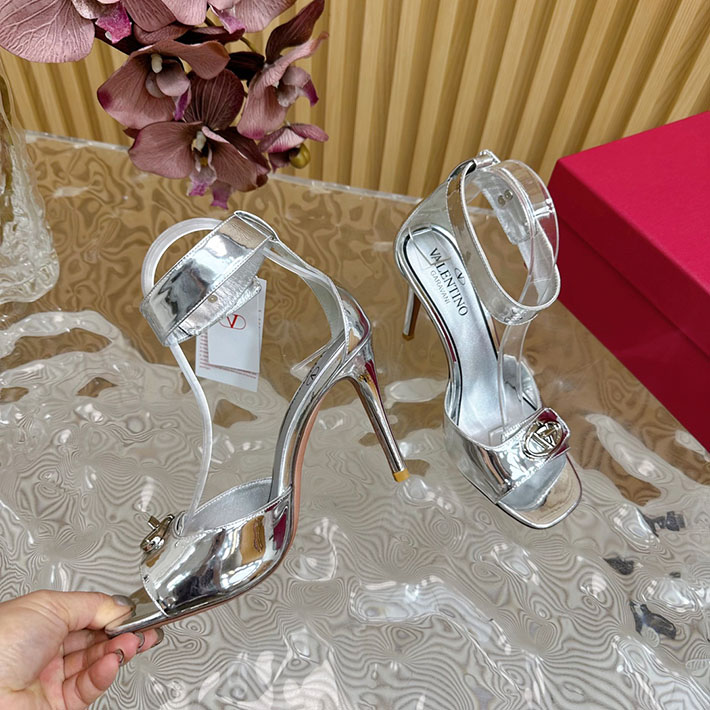 最高級ヴァレンティノスーパーコピー靴 ヴァレンティノサンダルコピー VALENTINO ローヒール レディース サンダル 2412443 シルバー - 画像 (3)