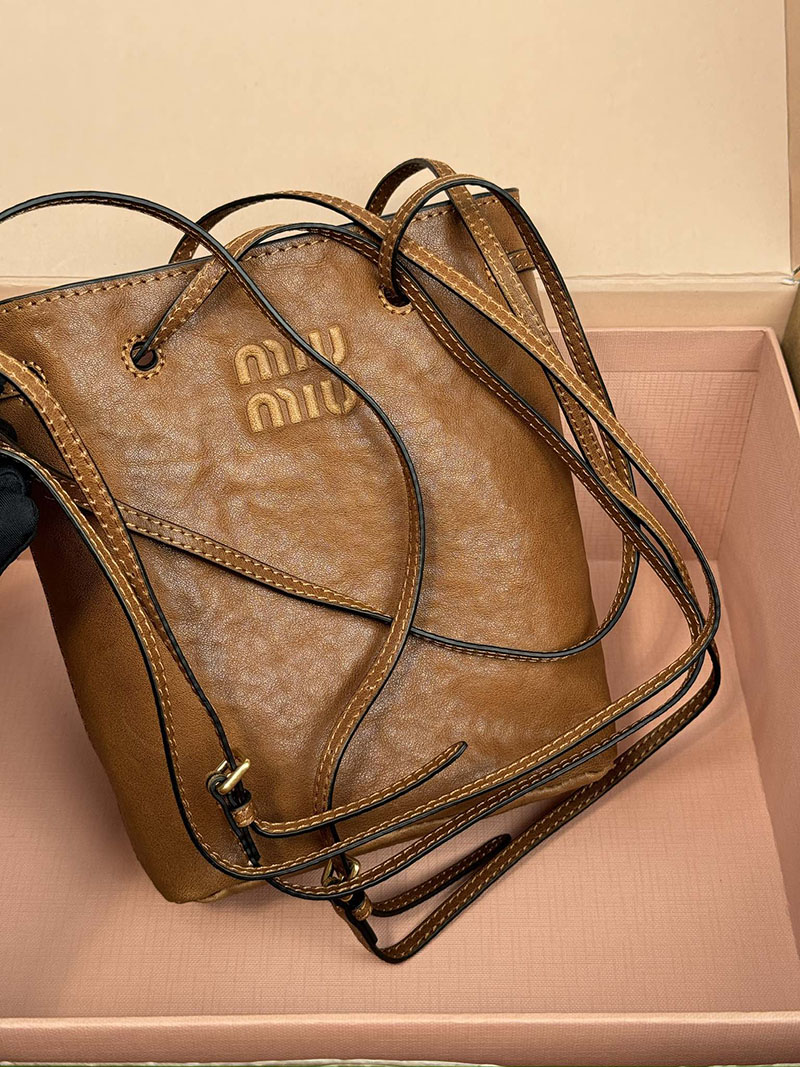 MiuMiu ナッパレザー ミニバッグ ブラウン 5NF460_EFX_F0316 ゴールド金具 これから 流行るバッグ - 画像 (3)