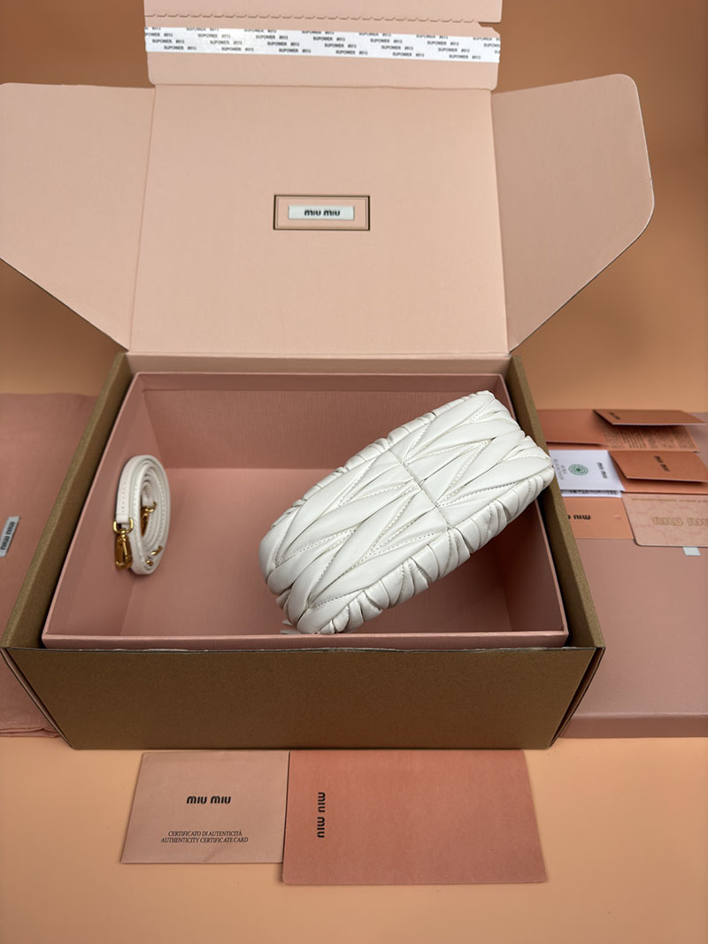 MiuMiu ワンダー マテラッセレザー ホーボーミニバッグ ホワイト 5BP078_N88_F0009_V_OOO ゴールド金具 流行りのバック レディース - 画像 (5)