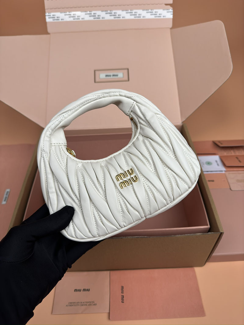 MiuMiu ワンダー マテラッセレザー ホーボーミニバッグ ホワイト 5BP078_N88_F0009_V_OOO ゴールド金具 流行りのバック レディース - 画像 (4)