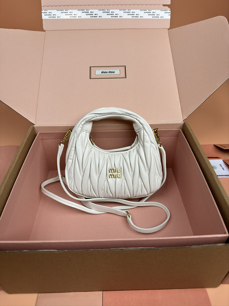 MiuMiu ワンダー マテラッセレザー ホーボーミニバッグ ホワイト 5BP078_N88_F0009_V_OOO ゴールド金具 流行りのバック レディース - 画像 (2)