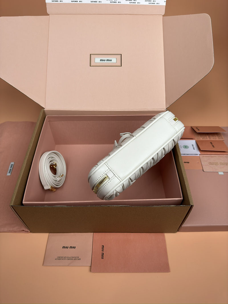 MiuMiu アルカディ マテラッセレザー ミニバッグ ホワイト 5BP088_AN88_F0009_V_OOO ゴールド金具 手提げバッグ 小さめ ブランド - 画像 (6)