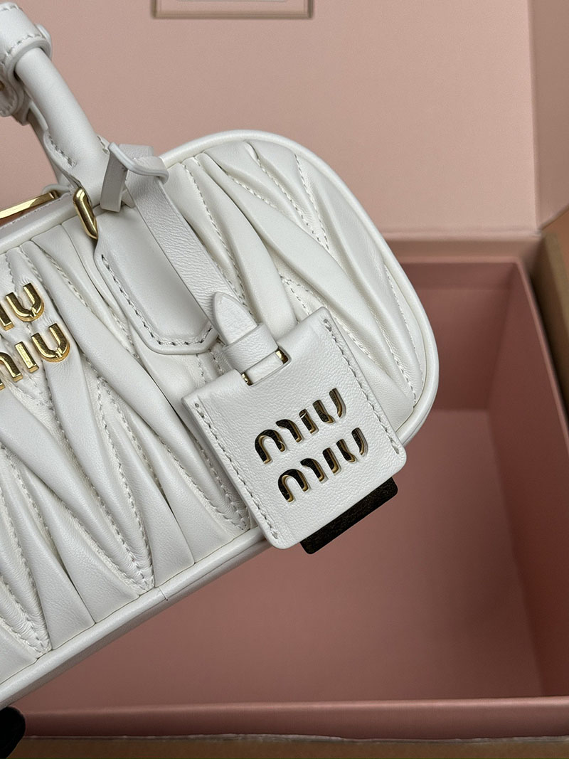 MiuMiu アルカディ マテラッセレザー ミニバッグ ホワイト 5BP088_AN88_F0009_V_OOO ゴールド金具 手提げバッグ 小さめ ブランド - 画像 (4)