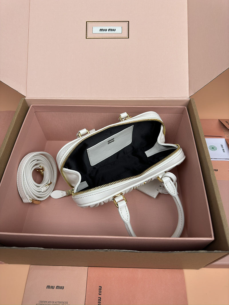 MiuMiu アルカディ マテラッセレザー ミニバッグ ホワイト 5BP088_AN88_F0009_V_OOO ゴールド金具 手提げバッグ 小さめ ブランド - 画像 (3)