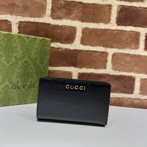 グッチ 財布 持ってる 女