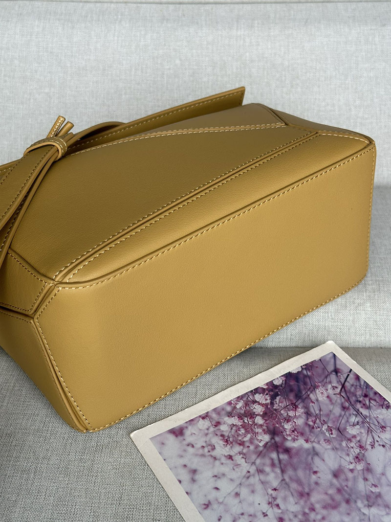 ロエベ 使いやすいバッグ LOEWE パズル/パズルバッグ-スモール A510S21XAE-6715 サハラ ゴールド金具 - 画像 (4)