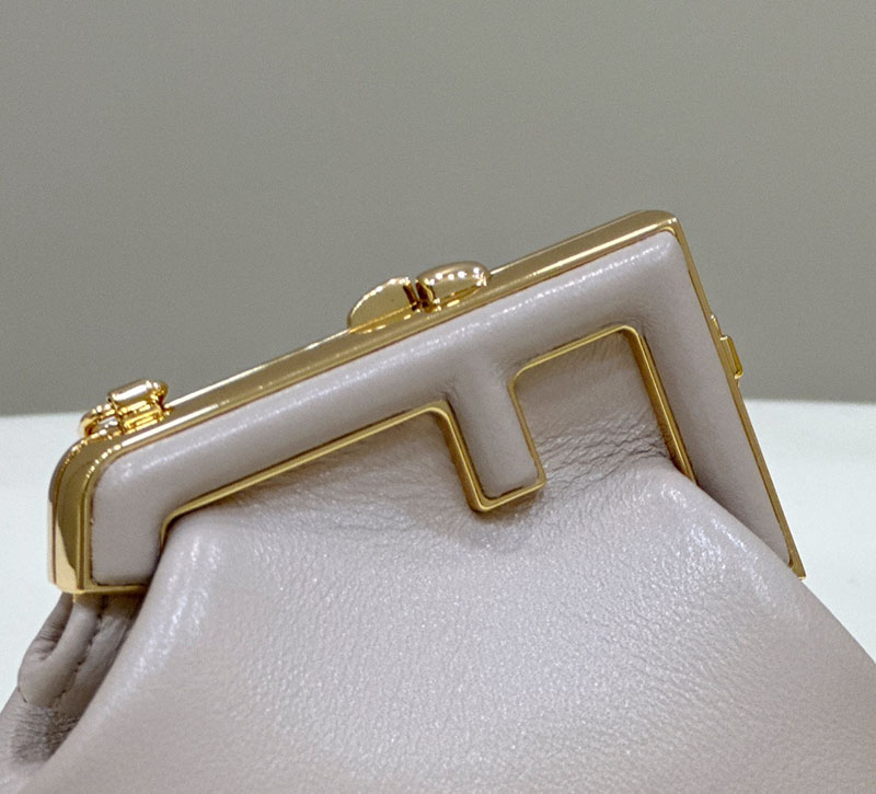 フェンディ 人気バッグ FENDI 財布 レディース コインケース(ストラップ付) ベージュ FENDI FIRST NANO CHARM 7AS051ABVEF0E65 - 画像 (6)