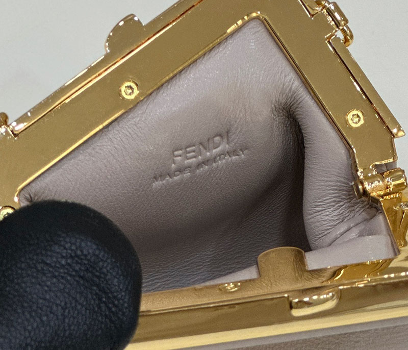 フェンディ 人気バッグ FENDI 財布 レディース コインケース(ストラップ付) ベージュ FENDI FIRST NANO CHARM 7AS051ABVEF0E65 - 画像 (5)