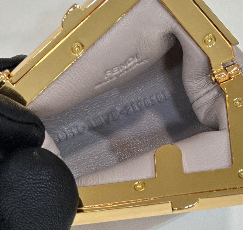 フェンディ 人気バッグ FENDI 財布 レディース コインケース(ストラップ付) ベージュ FENDI FIRST NANO CHARM 7AS051ABVEF0E65 - 画像 (4)