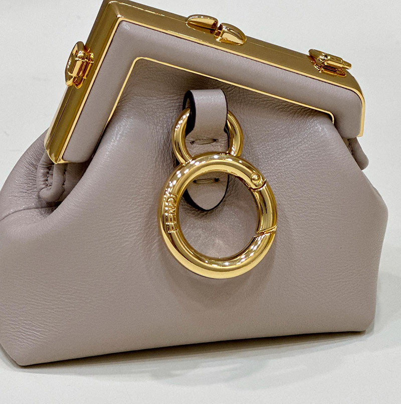 フェンディ 人気バッグ FENDI 財布 レディース コインケース(ストラップ付) ベージュ FENDI FIRST NANO CHARM 7AS051ABVEF0E65 - 画像 (3)