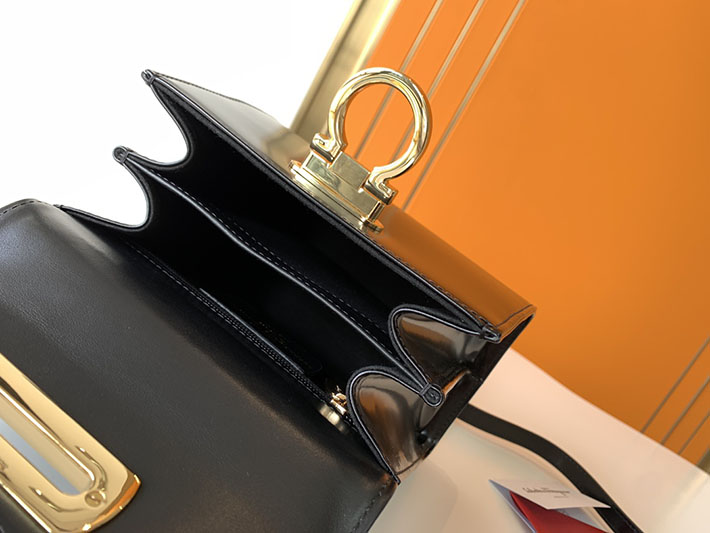 FERRAGAMO 新作バッグ フェラガモ バッグ アウトレット アイコニック トップハンドル (S) ブラック 212193 749021 - 画像 (7)