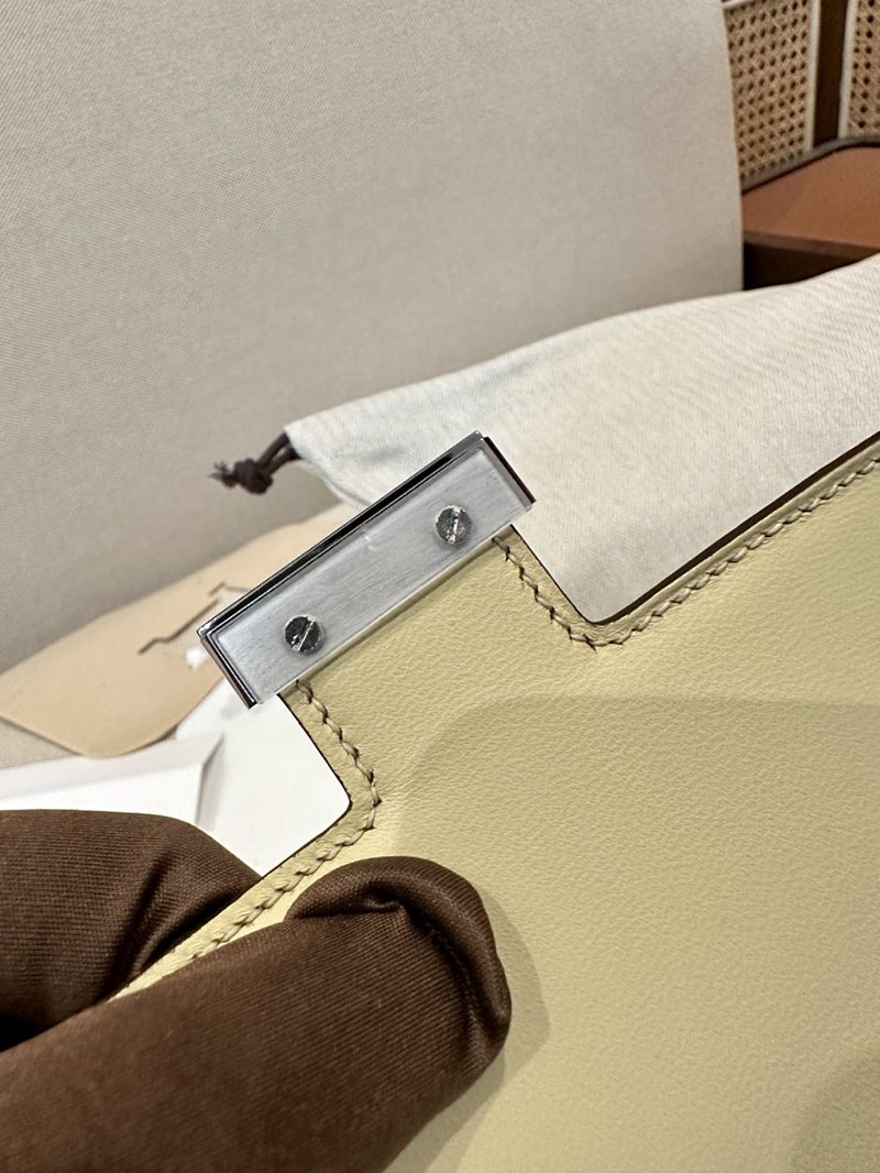 エルメス アウトレット 店舗 HERMES コンスタンス3 ミニ ヴァニラ クロコダイル アリゲーターマット シルバー金具 2520845 エルメス コンスタンス クロコ - 画像 (4)