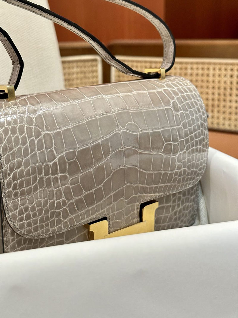 エルメス アウトレット 店舗 HERMES コンスタンス3 ミニ トゥルティールグレー クロコダイル アリゲーターマット ゴールド金具 2520846 コンスタンス クロコ 定価 - 画像 (3)