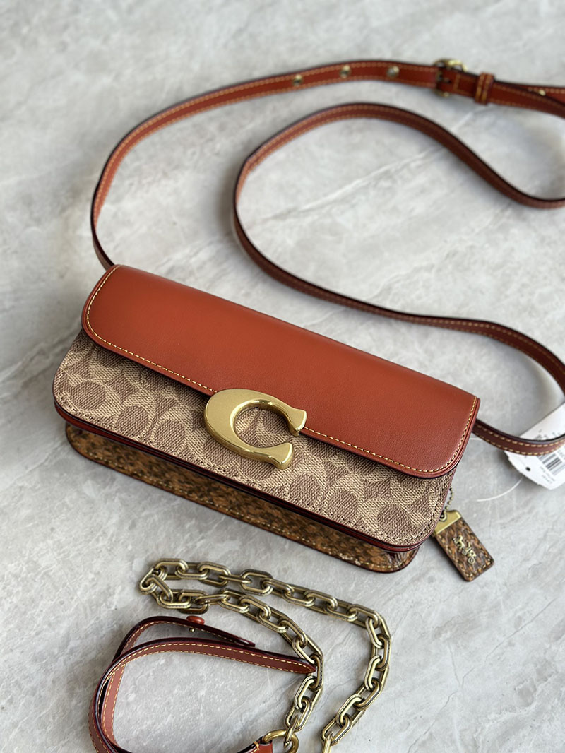 COACH CP131 B4XHG アイドル バッグ 23・シグネチャー キャンバス・スネークスキン ディテール コーチ ショルダーバッグ - 画像 (9)