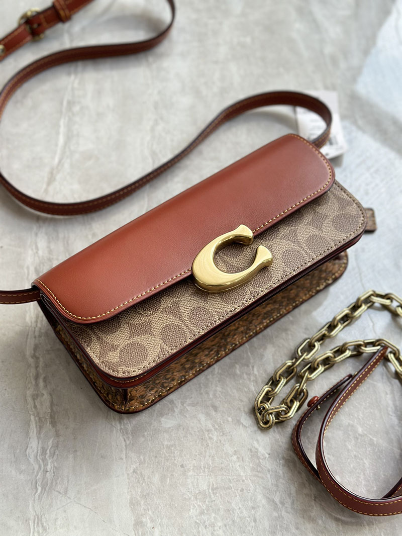 COACH CP131 B4XHG アイドル バッグ 23・シグネチャー キャンバス・スネークスキン ディテール コーチ ショルダーバッグ - 画像 (8)