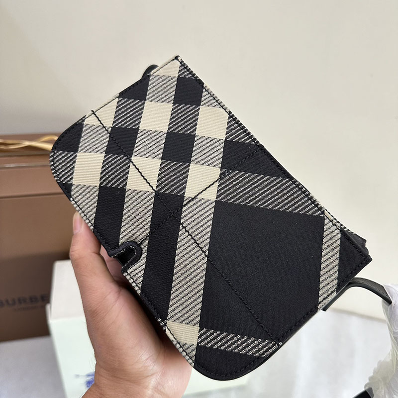 Burberry バーバリー スニップ クロスボディバッグ 81033741 ブラック 超N品 バーバリー ミニショルダーバッグ - 画像 (4)