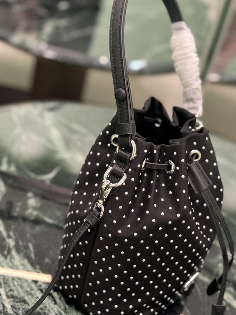 プラダ アウトレット PRADA プラダ ブランデー スタッズ付 Re-nylon ミニバッグ 1BE067_2HGV_F0002 ブラック H品 プラダ 巾着バッグ アウトレット - 画像 (8)