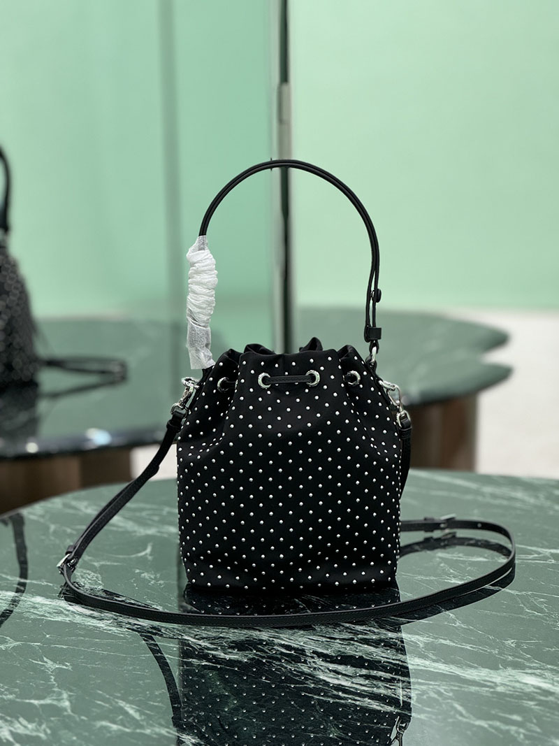 プラダ アウトレット PRADA プラダ ブランデー スタッズ付 Re-nylon ミニバッグ 1BE067_2HGV_F0002 ブラック H品 プラダ 巾着バッグ アウトレット - 画像 (7)