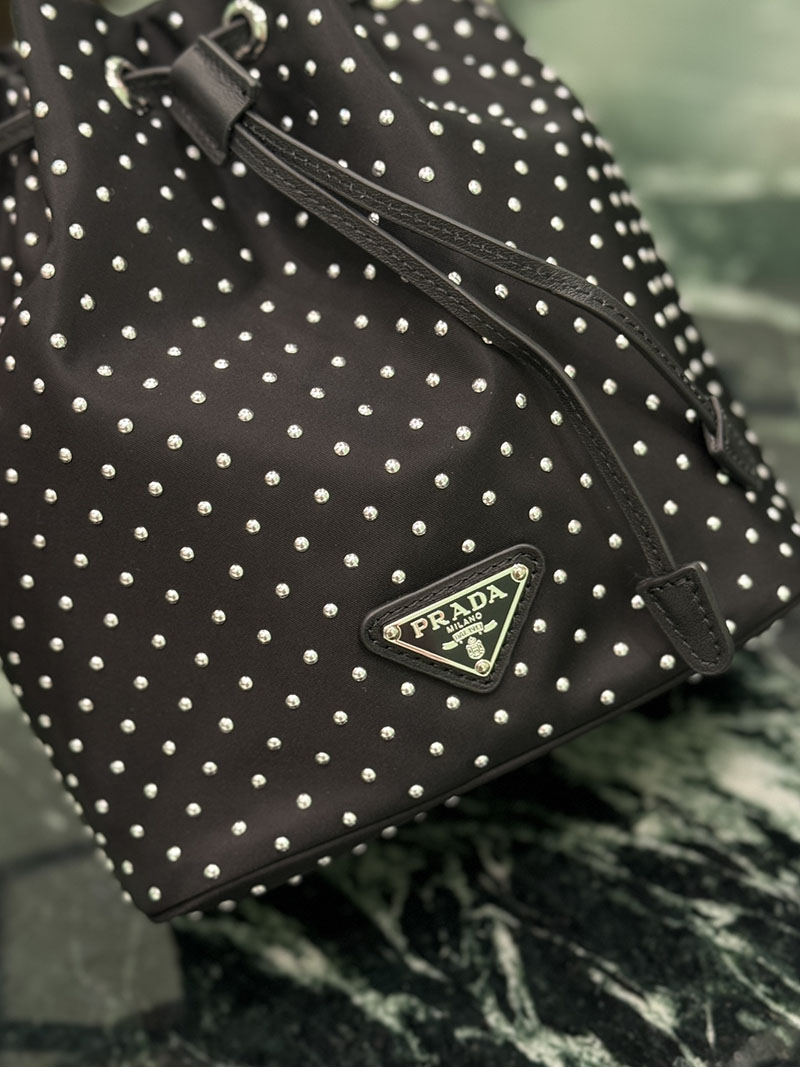 プラダ アウトレット PRADA プラダ ブランデー スタッズ付 Re-nylon ミニバッグ 1BE067_2HGV_F0002 ブラック H品 プラダ 巾着バッグ アウトレット - 画像 (6)