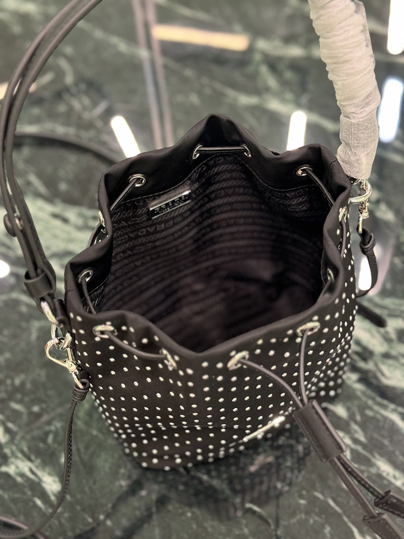 プラダ アウトレット PRADA プラダ ブランデー スタッズ付 Re-nylon ミニバッグ 1BE067_2HGV_F0002 ブラック H品 プラダ 巾着バッグ アウトレット - 画像 (3)