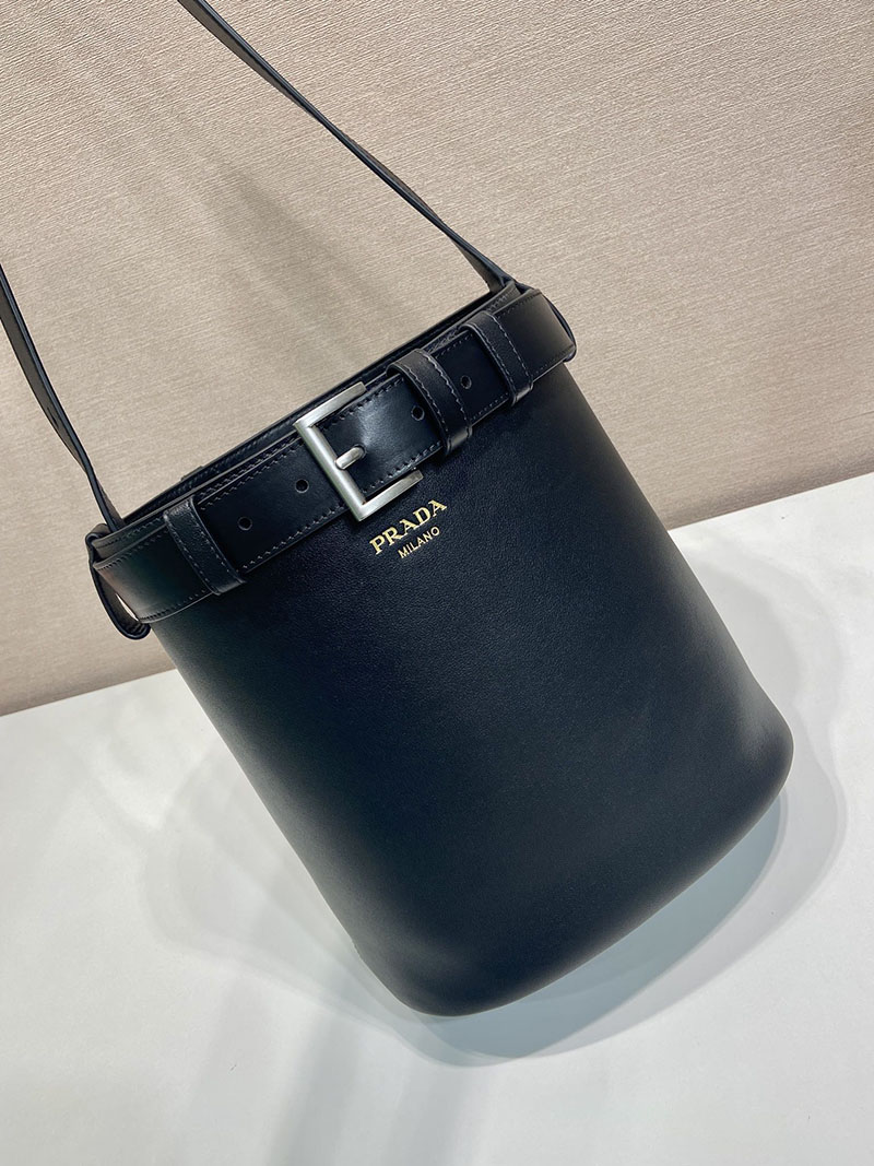 プラダ アウトレット PRADA バックル ベルト付 レザー バケットバッグ 1BE085_2CY9_F0002_V_SBO ブラック H品 プラダ バケットバッグ コーデ - 画像 (9)