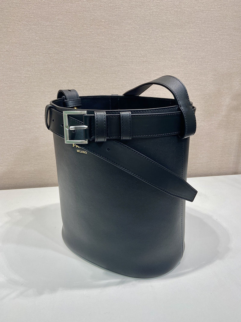 プラダ アウトレット PRADA バックル ベルト付 レザー バケットバッグ 1BE085_2CY9_F0002_V_SBO ブラック H品 プラダ バケットバッグ コーデ - 画像 (8)