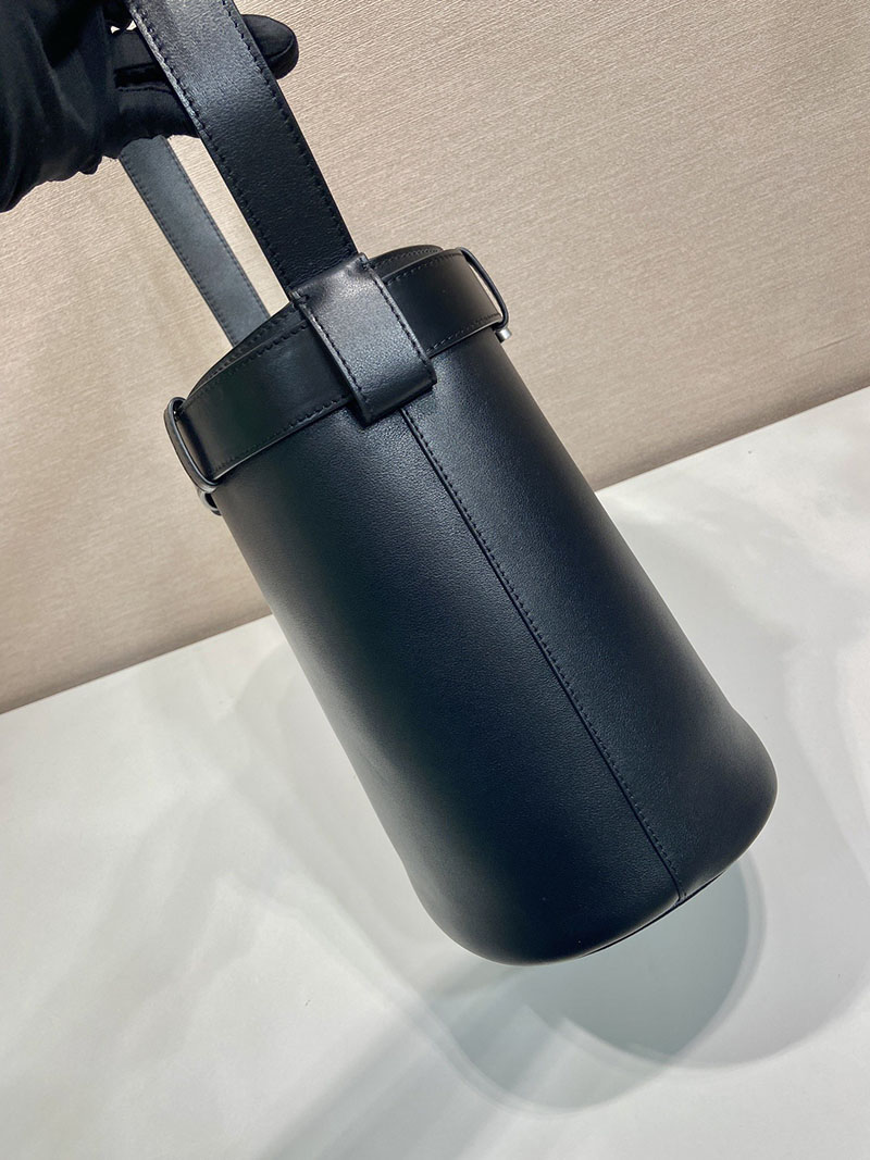 プラダ アウトレット PRADA バックル ベルト付 レザー バケットバッグ 1BE085_2CY9_F0002_V_SBO ブラック H品 プラダ バケットバッグ コーデ - 画像 (6)