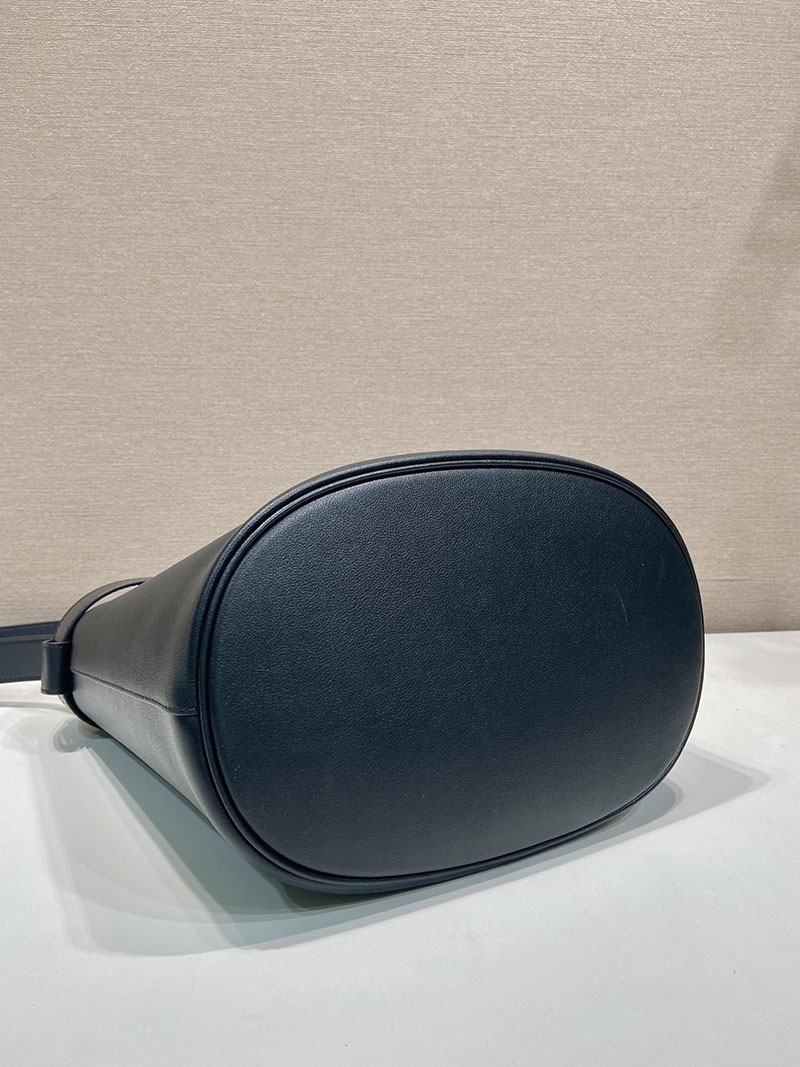 プラダ アウトレット PRADA バックル ベルト付 レザー バケットバッグ 1BE085_2CY9_F0002_V_SBO ブラック H品 プラダ バケットバッグ コーデ - 画像 (5)