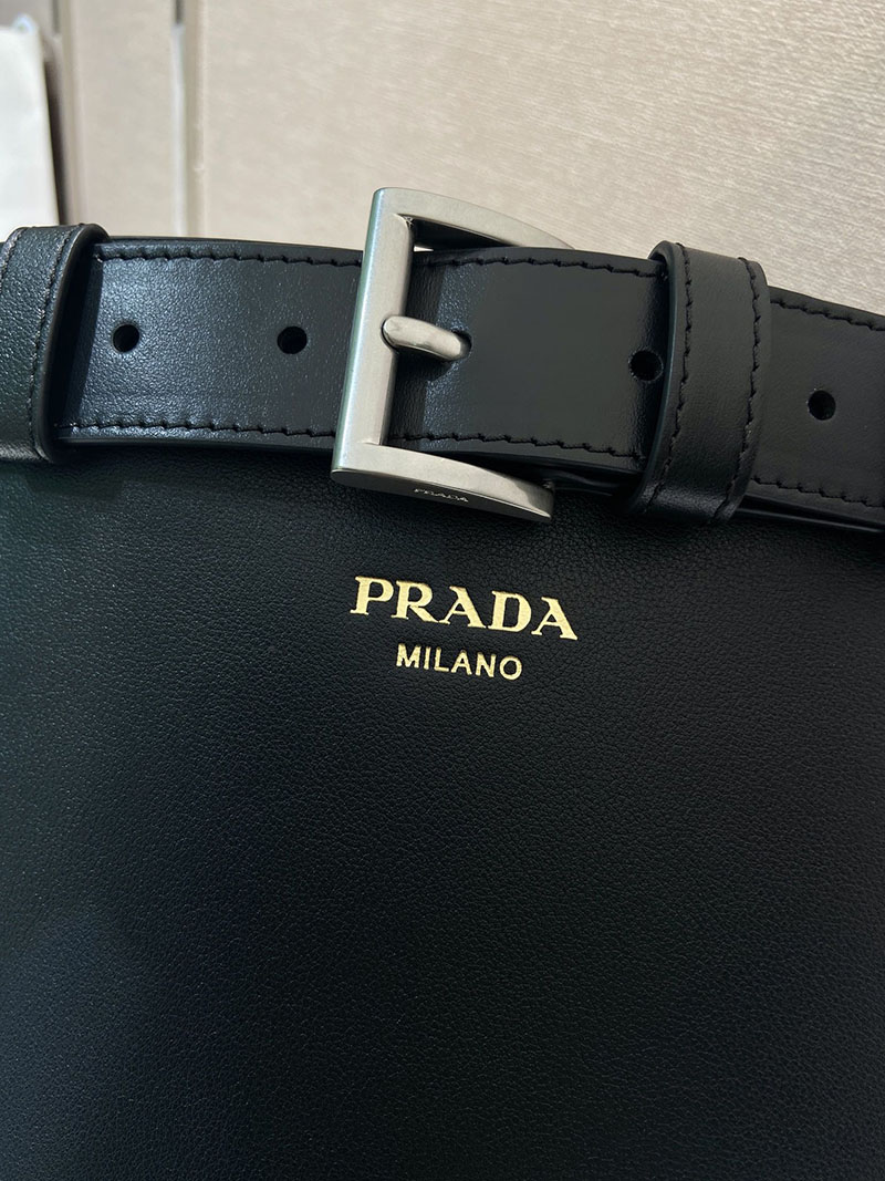 プラダ アウトレット PRADA バックル ベルト付 レザー バケットバッグ 1BE085_2CY9_F0002_V_SBO ブラック H品 プラダ バケットバッグ コーデ - 画像 (4)
