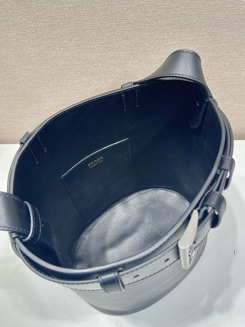 プラダ アウトレット PRADA バックル ベルト付 レザー バケットバッグ 1BE085_2CY9_F0002_V_SBO ブラック H品 プラダ バケットバッグ コーデ - 画像 (3)