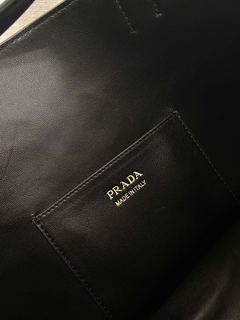 プラダ アウトレット PRADA バックル ベルト付 レザー バケットバッグ 1BE085_2CY9_F0002_V_SBO ブラック H品 プラダ バケットバッグ コーデ - 画像 (2)