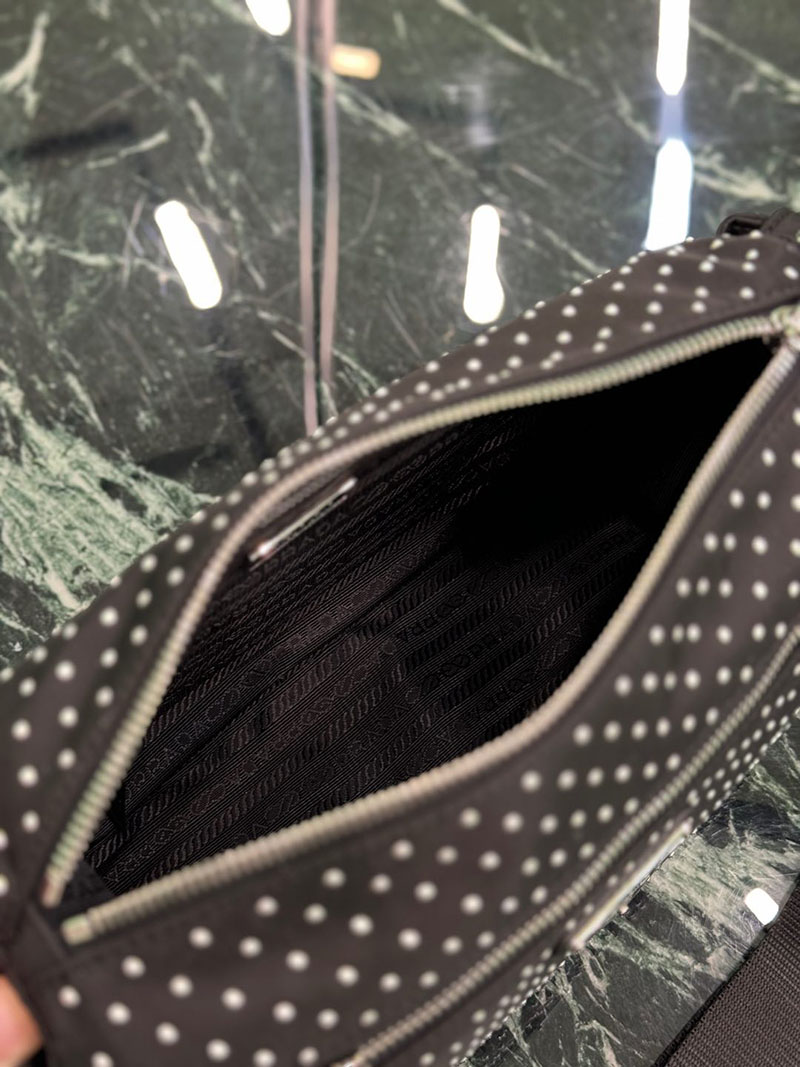 プラダ アウトレット PRADA Re-Nylon ショルダーバック スタッズ 1BC236_2HGV_F0002 ブラック H品 プラダ ショルダーバッグ アウトレット - 画像 (3)