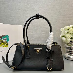 プラダ ショルダーバッグ 人気
