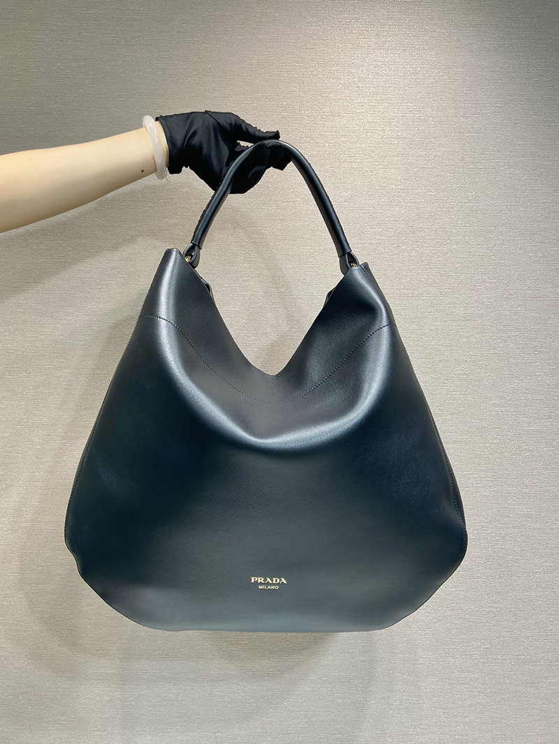 プラダ ショルダーバッグ レザー