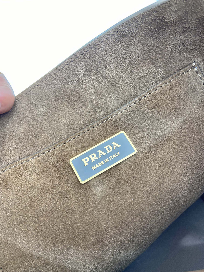 プラダ アウトレット PRADA Suede mini bucket bag スエード バケットバッグ 1BE078 ブラウン H品 プラダ 巾着バッグ アウトレット - 画像 (2)